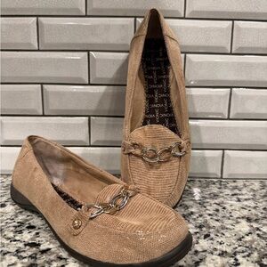 Vionic Tan Loafers with Silver Chain